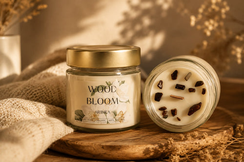 Vela aromática de cera de soja Wood Bloom con mecha de
madera.