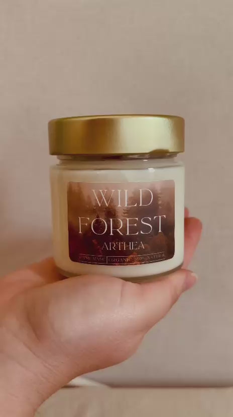 Vela aromática de cera de soja Wild Forest con mecha de
madera.